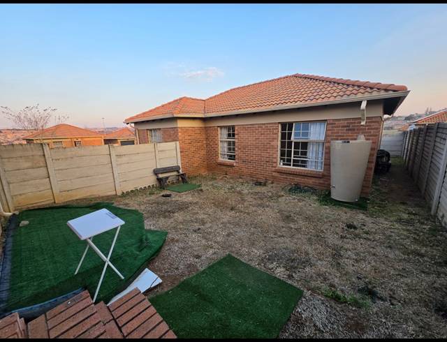 3 BEDROOM FREESTANDING FOR SALE IN THATCH HILL ESTATE